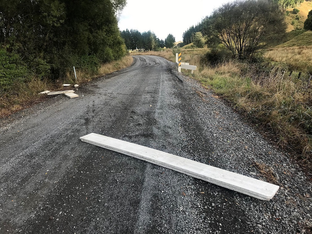 ニュージーランドでレンタカーの旅！ 快適ドライブに必要な注意点 : Gravel Road 未舗装道路の運転